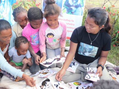 Kids learn how to play lemur card games with LCN volunteer, Misa.