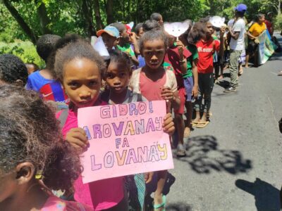 World Lemur Day 2025 Children made signs for the parade, such as this one which reads "Protect the lemurs, they are our heritage". Photo: Koloina Rafenoherilala