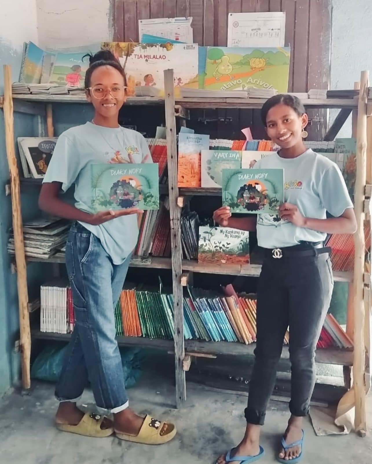 TFM-volunteers-setting-up-library